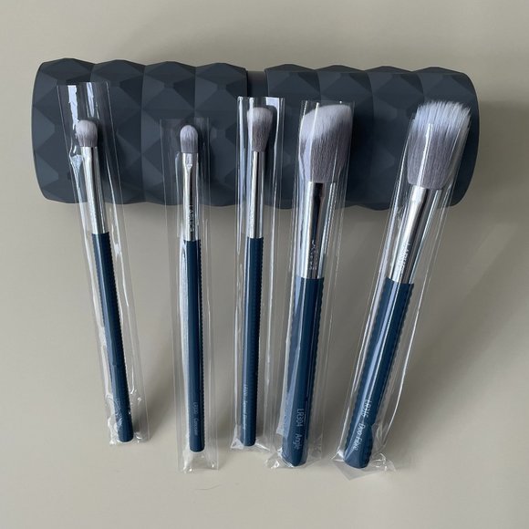 LARUCE BEAUTY The Christine Set 5 Piece Makeup Brush Set with Cup Case NEW - Picture 1 of 5